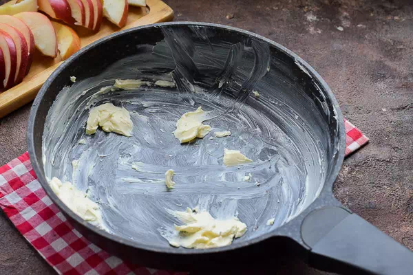 шарлотка с яблоками на сковороде рецепт фото 7